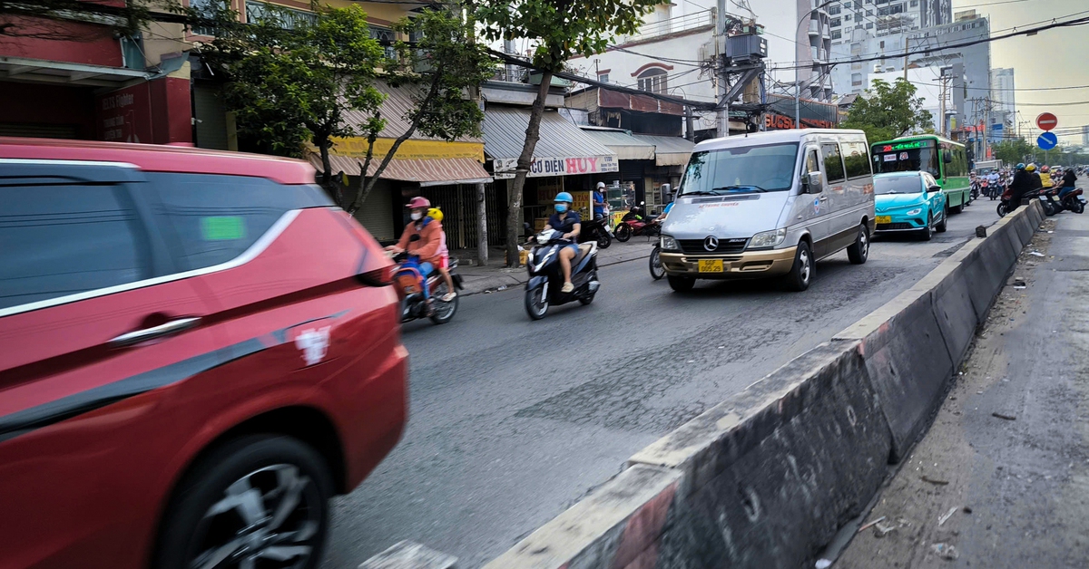 Đường Huỳnh Tấn Phát lại mất an toàn, Sở Xây dựng TP.HCM yêu cầu Ban Giao thông chấn chỉnh