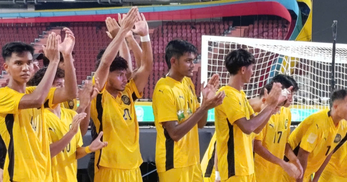 Nhóm CĐV Malaysia gây xúc động khi ở lại cùng đội nhà hát vang quốc ca