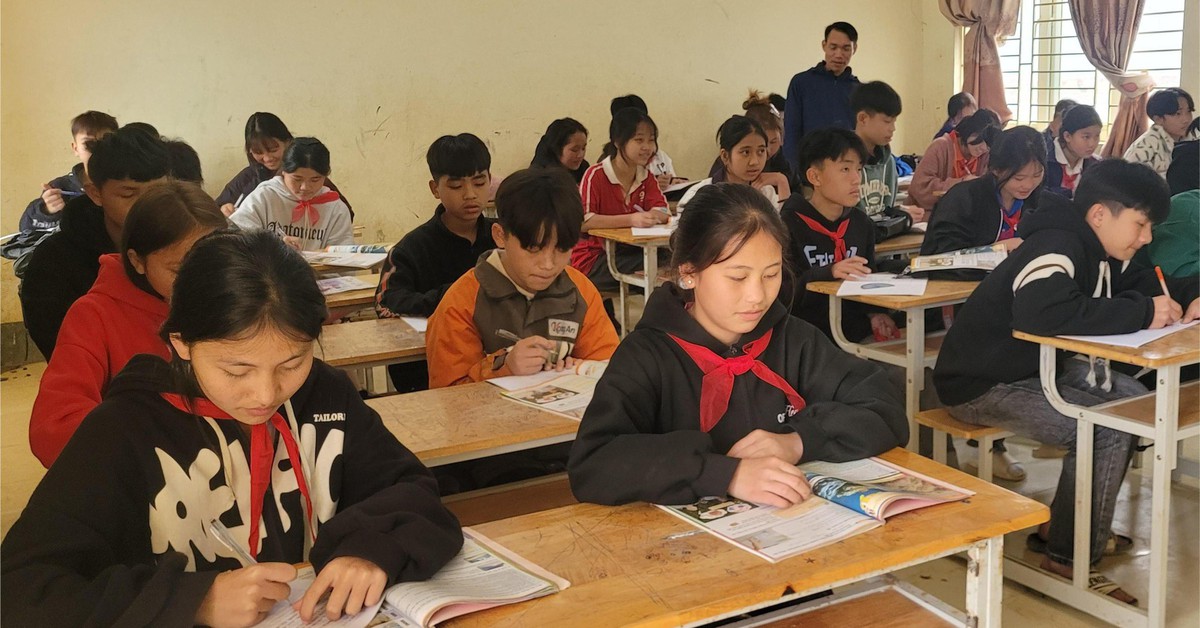 Giáo viên ở vùng cao mòn mỏi chờ nhận tiền dạy thừa giờ