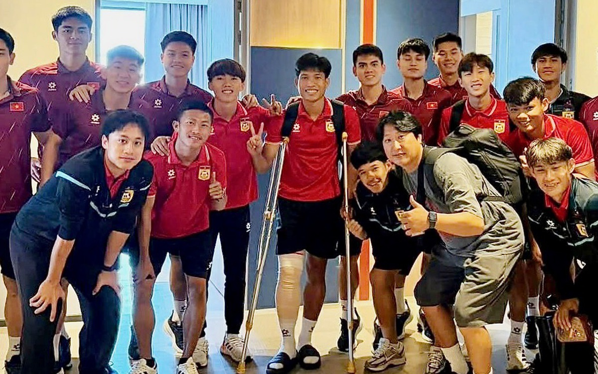 U22 Việt Nam thăm, tặng quà cầu thủ U22 Lào bị gãy chân trong trận gặp Malaysia