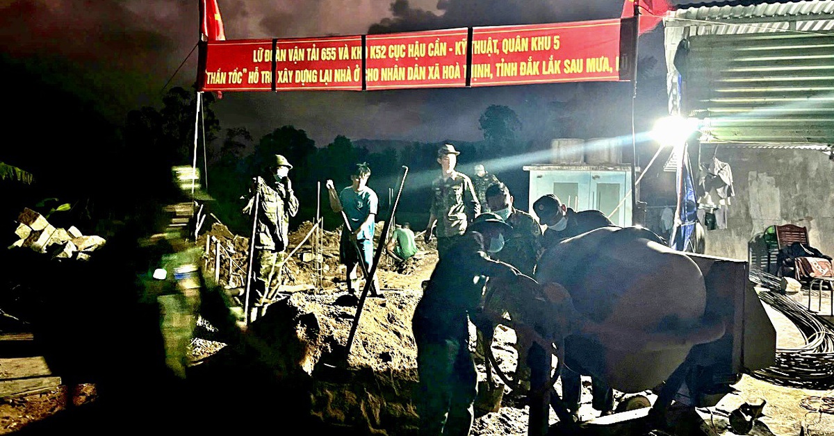 Bộ đội xuyên đêm xây nhà cho dân vùng lũ Phú Yên