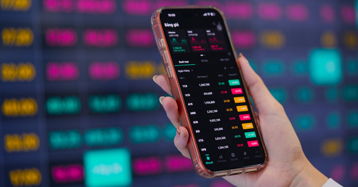 Sắc đỏ phủ bảng điện, chứng khoán vẫn tăng gần 13 điểm