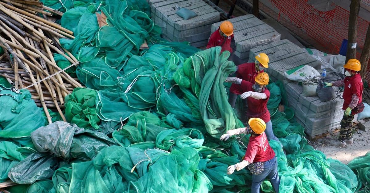 Lưới giàn giáo từ các chung cư Hong Kong đưa tới phòng thí nghiệm, phát hiện gây cháy