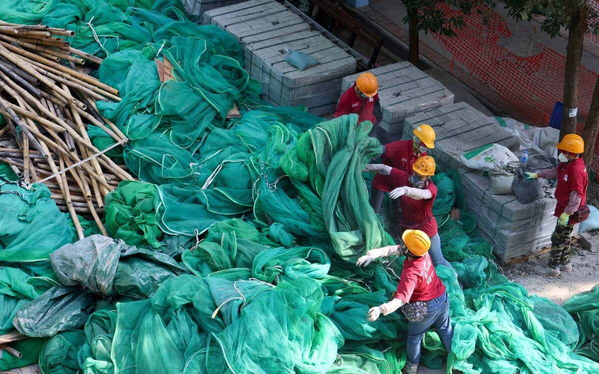 Lưới giàn giáo từ các chung cư Hong Kong đưa tới phòng thí nghiệm, phát hiện gây cháy