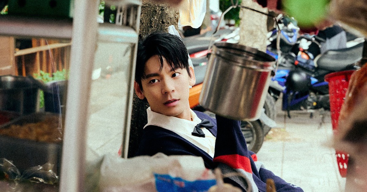 Mỹ nam Đài Loan ăn chè chợ Bến Thành, ngồi cạnh xe bánh tráng trông tình quá