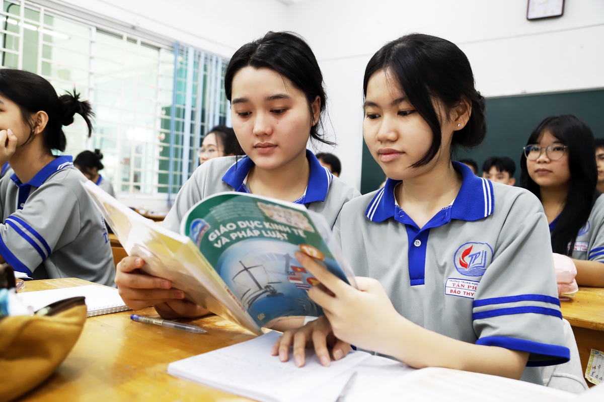 Học sinh THPT đọc sách giáo khoa mới — chuẩn bị cho kỳ thi tốt nghiệp 2027 với bộ SGK Kết nối tri thức với cuộc sống thống nhất 2026