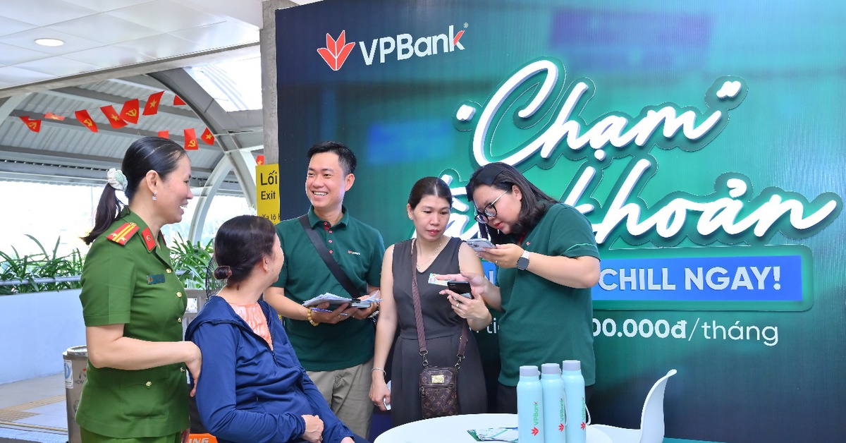 Hành khách metro thích thú trải nghiệm chạm thanh toán nhanh gọn của VPBank