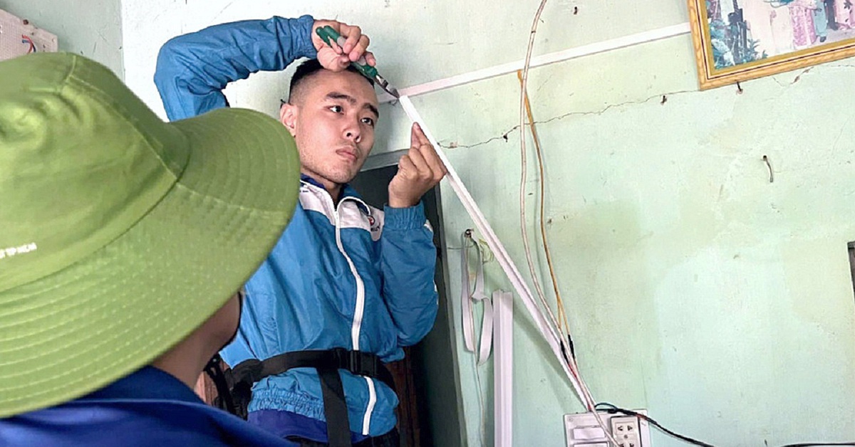 Từ TP.HCM đến sửa điện cho bà con vùng lũ