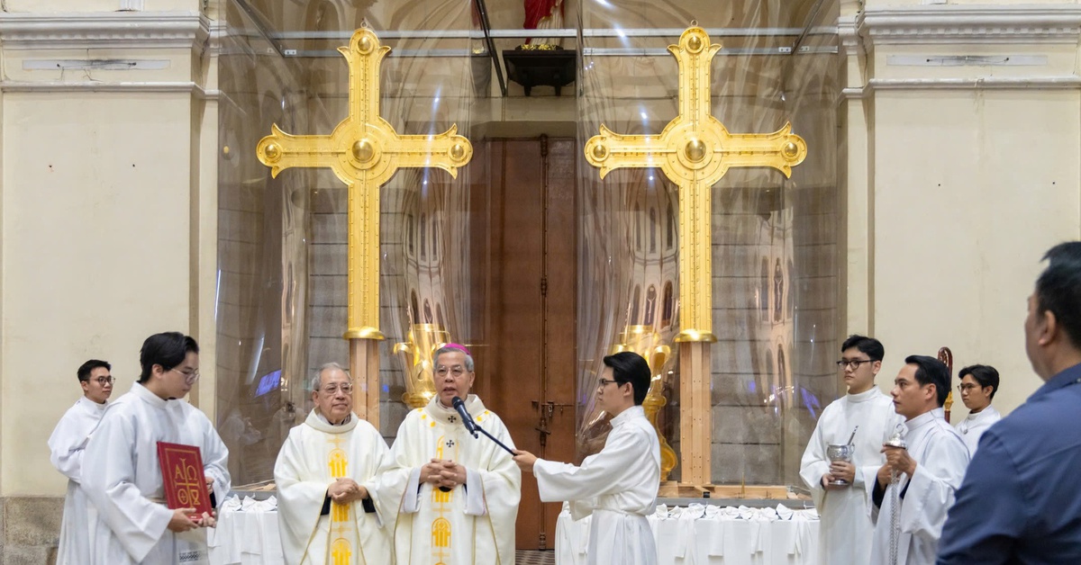 Thánh giá mạ vàng được làm phép, tháp chuông và tháp kẽm ở nhà thờ Đức Bà sẽ xong vào tháng 4-2026