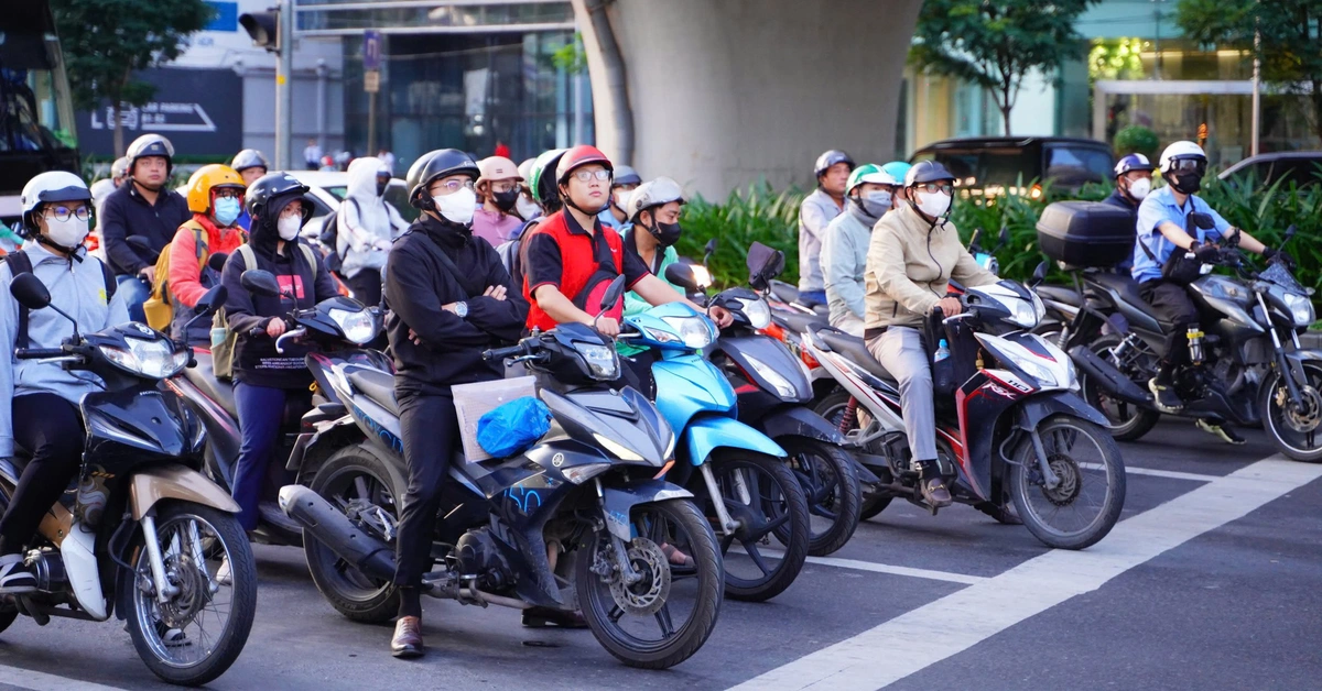 TP.HCM trở lạnh, người dân khoác áo ấm từ sáng sớm