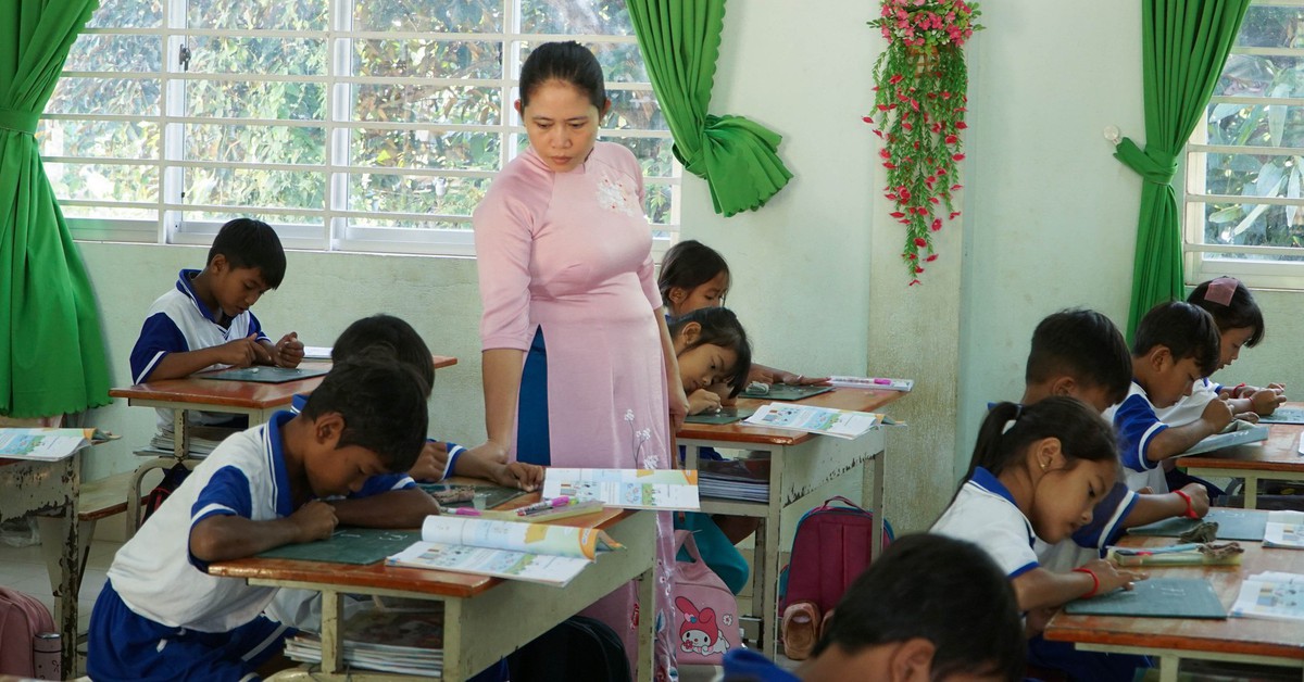 Cô giáo 13 năm bám lớp vùng biên: 'Hạnh phúc mỗi ngày là thấy các em học thêm được một chữ'