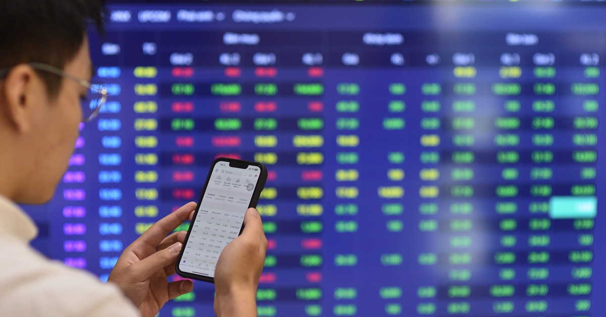 Nhà đầu tư chứng khoán 'ứng xử' thế nào khi lãi suất neo cao?