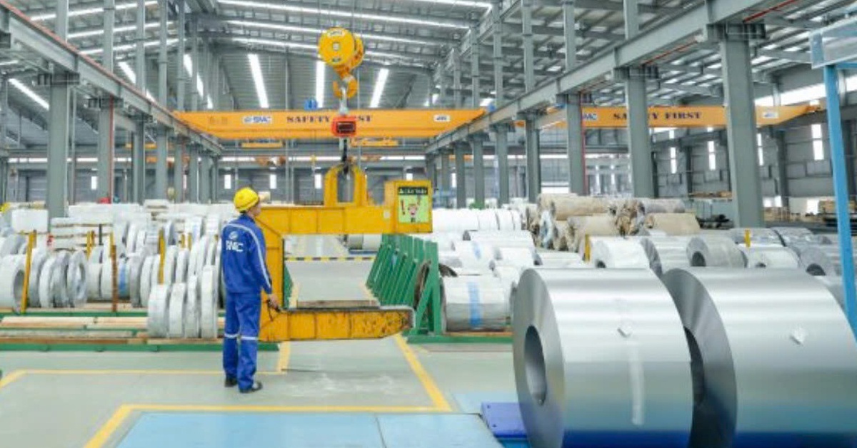 Chủ tịch và CEO loạt doanh nghiệp thi nhau gom cổ phiếu