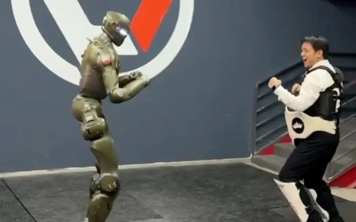 Bị nghi là sản phẩm CGI, hãng robot tung video robot... đá ngã CEO để đập tan nghi ngờ
