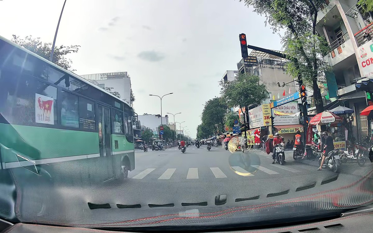 Tài xế xe buýt 'không kịp giảm tốc độ’ nên vượt đèn đỏ bị xử phạt 19 triệu đồng