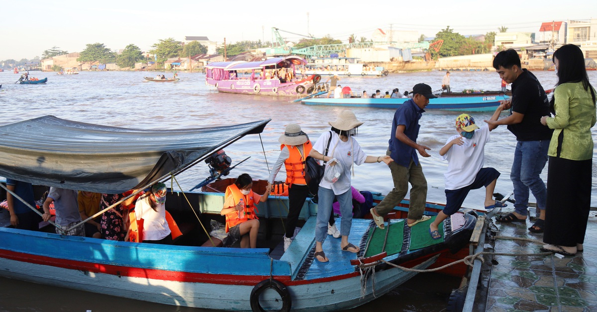 Du khách rớt xuống sông khi đi chợ nổi: Nhiều đầu mối quản lý nhưng còn hời hợt - Tuổi Trẻ Online