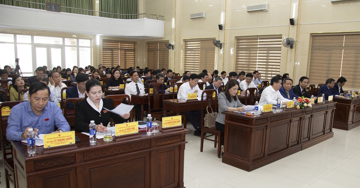 Cán bộ, công chức nghỉ hưu trước tuổi ở Quảng Trị được hỗ trợ tối đa thêm 200 triệu đồng - Tuổi Trẻ Online