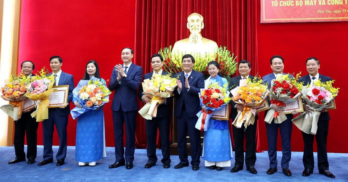 8 cán bộ nhận bằng khen vì tự nguyện nghỉ hưu trước tuổi - Tuổi Trẻ Online