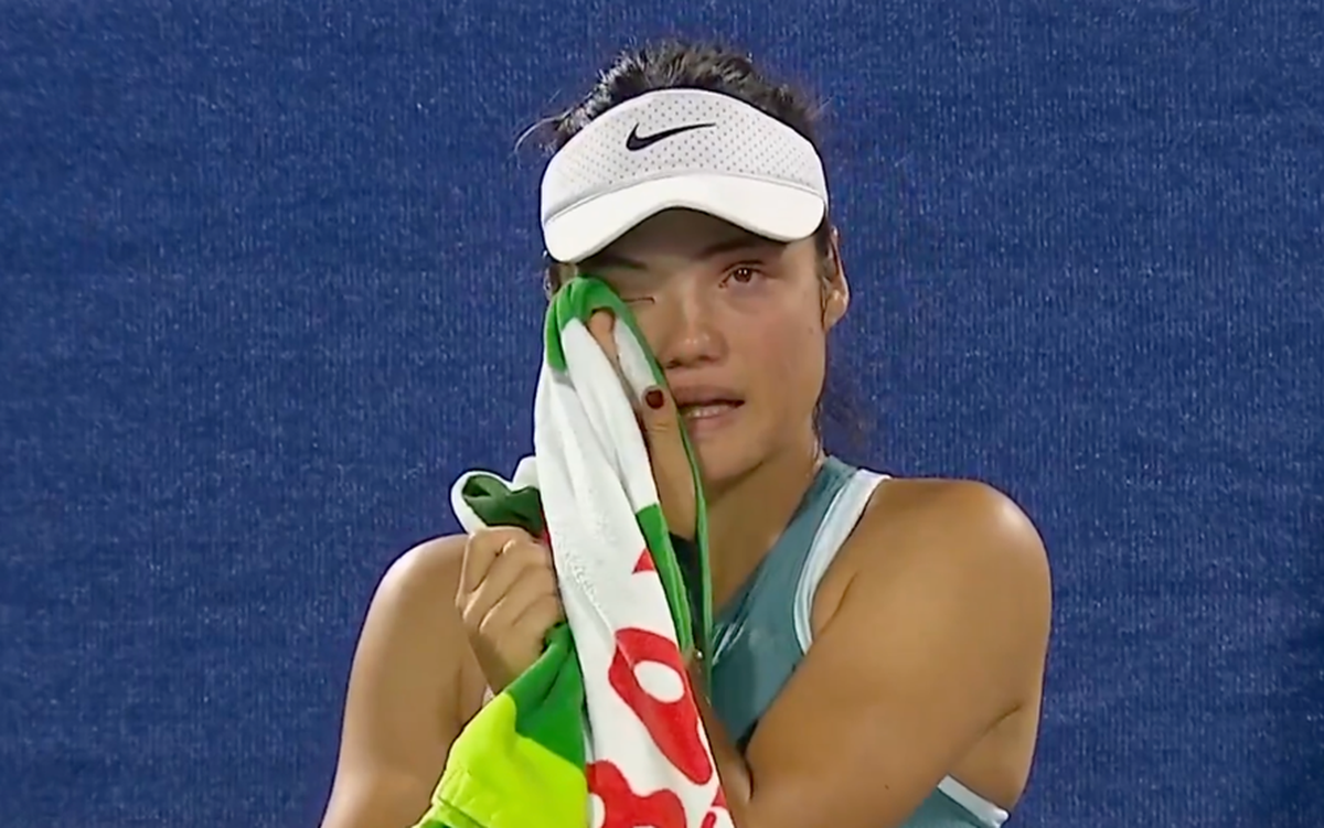 Emma Raducanu bật khóc, trốn sau ghế trọng tài khi bị theo dõi