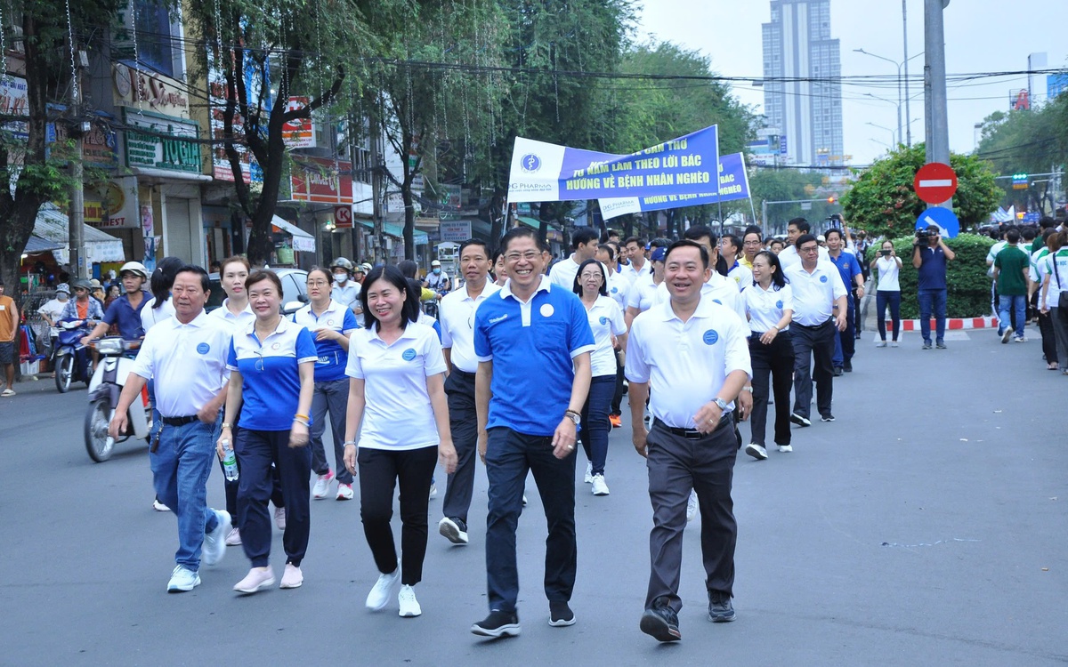 Hơn 2.000 người đi bộ hướng về bệnh nhân nghèo