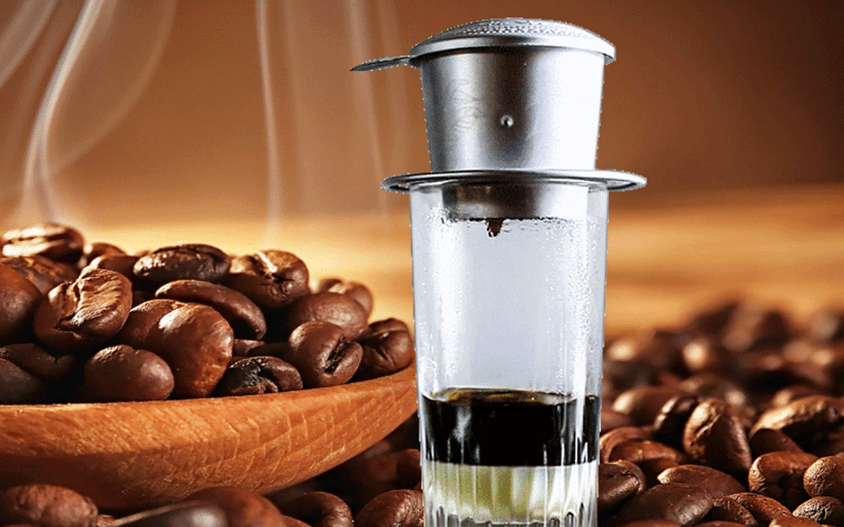 Khách Tây lần đầu thử cà phê đen đá Việt: 'Đánh thức cả linh hồn'