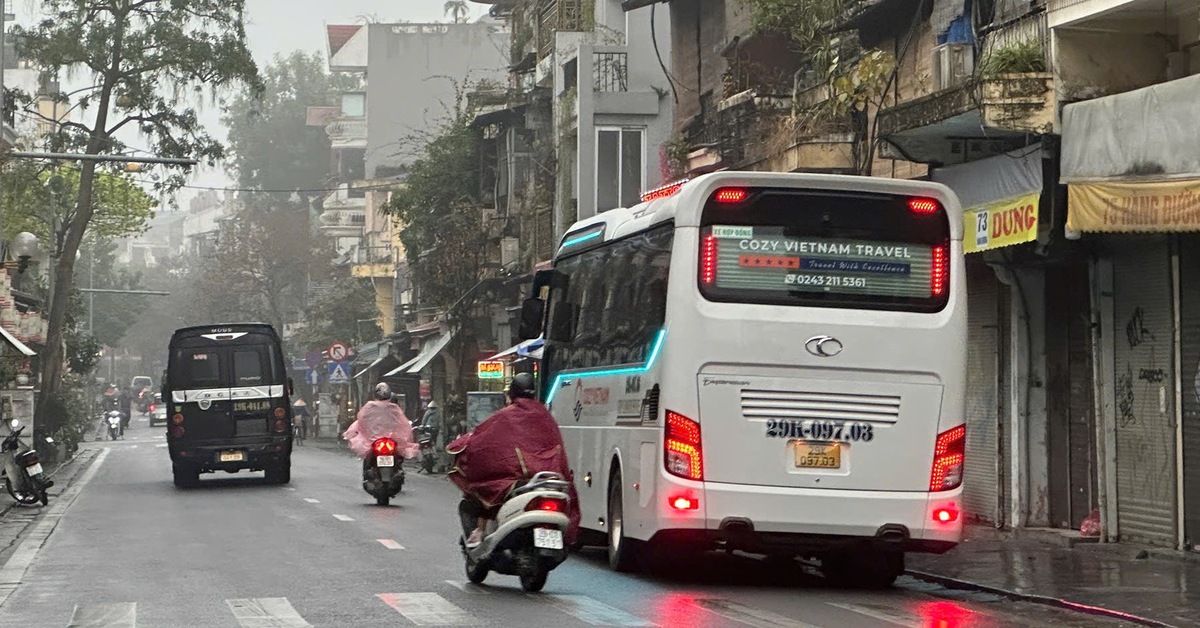 Cấm xe 16 chỗ vào phố cổ Hà Nội: Giảm giá cước khi đi xe trung chuyển vào nơi lưu trú - Tuổi Trẻ Online