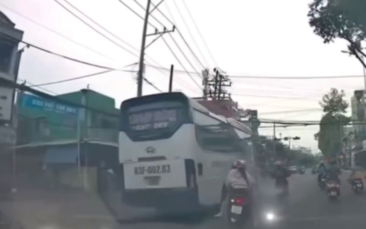 Phạt 5,7 triệu đồng tài xế xe khách nghi vượt ẩu suýt gây tai nạn cho 3 người đi xe máy
