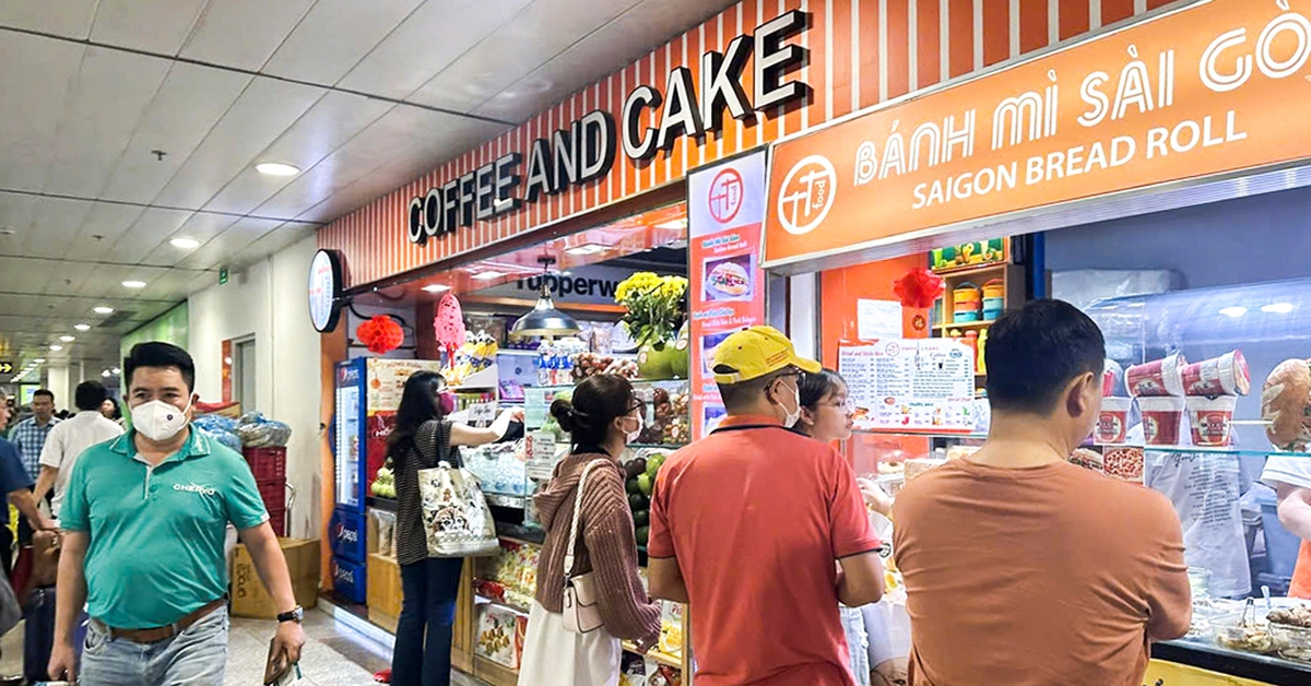 Giá 'trên trời' ở sân bay: Đắng lòng với ổ bánh mì 50.000 đồng, chai nước suối 40.000 đồng...