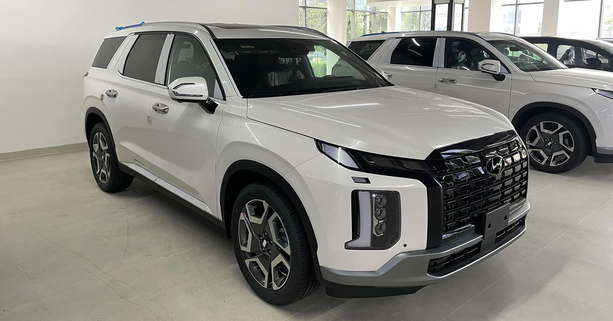 Tin tức giá xe: Hyundai Palisade giảm tới 100 triệu, bản cao rẻ ngang Kia Sorento bên dưới