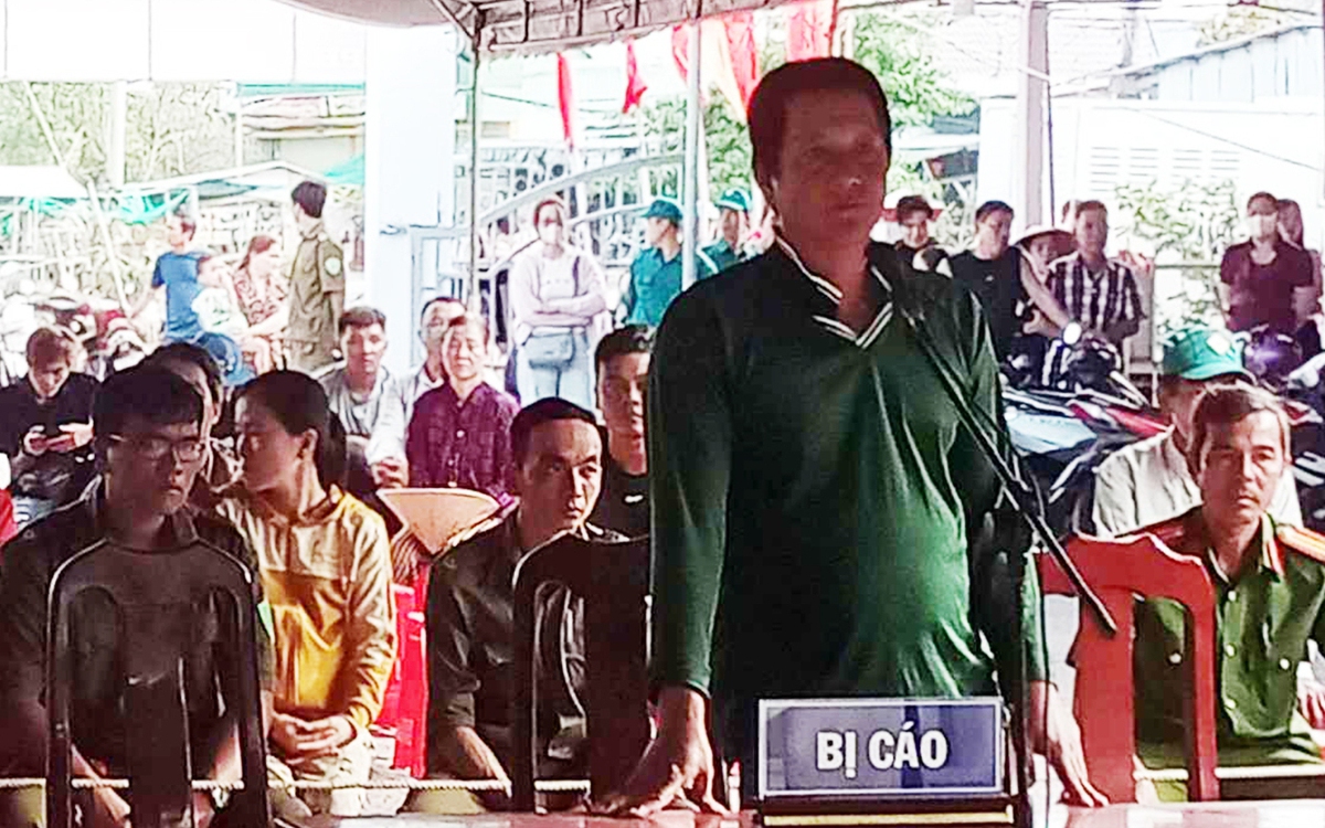 Bị phạt 8 tháng tù giam vì xuyệt điện bắt tôm