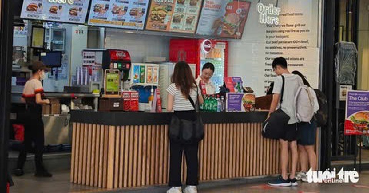Sân bay nhiều nước bán bằng giá bên ngoài, sao trong nước cứ bán giá 'trên trời'?