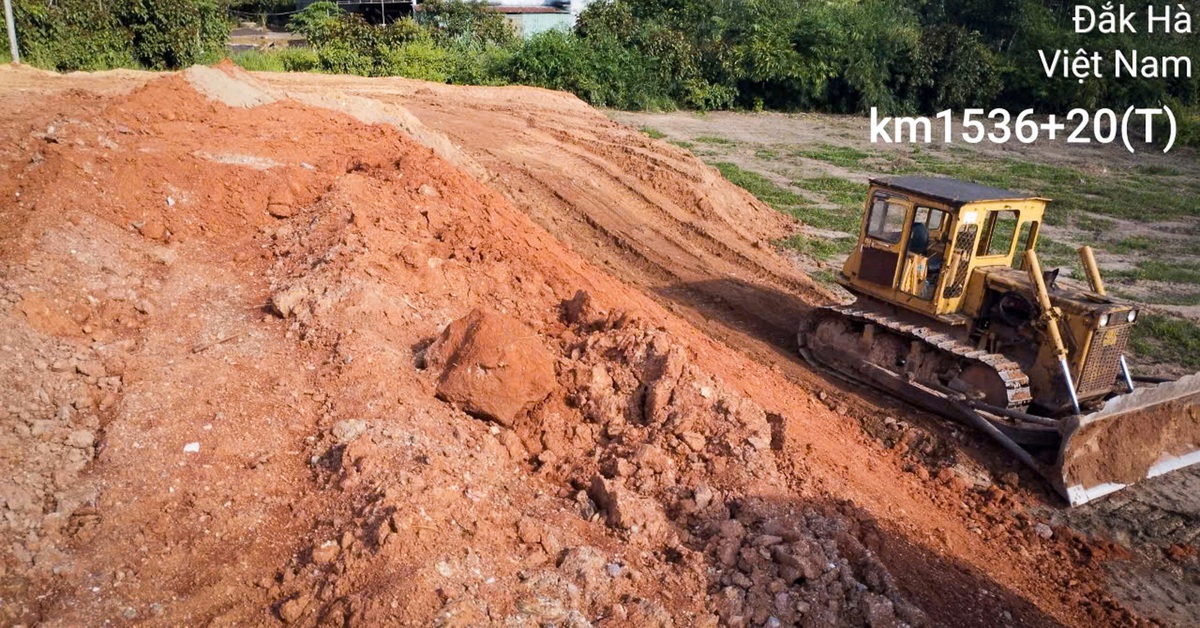 Thuê xe tải đổ đất lấn chiếm hành lang an toàn quốc lộ 14 - Tuổi Trẻ Online