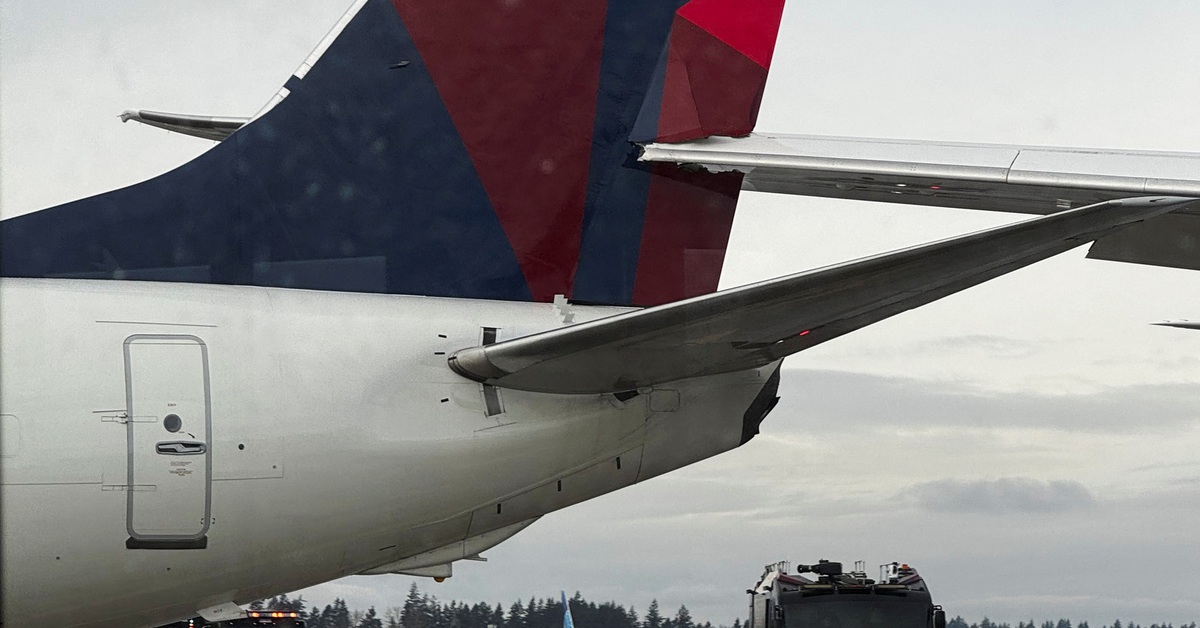 Mỹ: Hai máy bay chở khách va quẹt nhau trên đường băng - Tuổi Trẻ Online