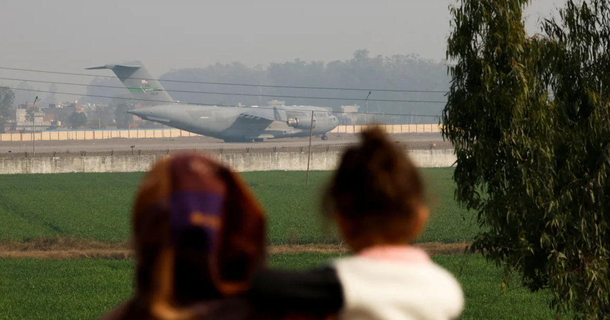 Chính quyền ông Trump lần đầu dùng máy bay quân sự trục xuất người nhập cư bất hợp pháp - Tuổi Trẻ Online