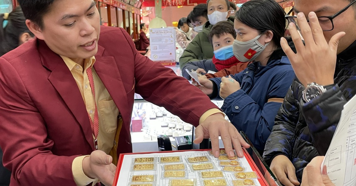 Bất chấp giá vàng hơn 90 triệu, một người ở Hà Nội vẫn ‘ôm’ 13 lượng để cầu may - Tuổi Trẻ Online