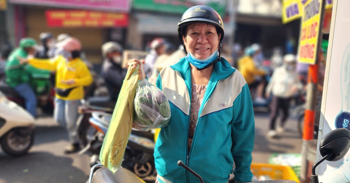 Bán hết 200 tờ, người bán vé số dạo đi mua con cá lóc cúng vía Thần Tài - Tuổi Trẻ Online