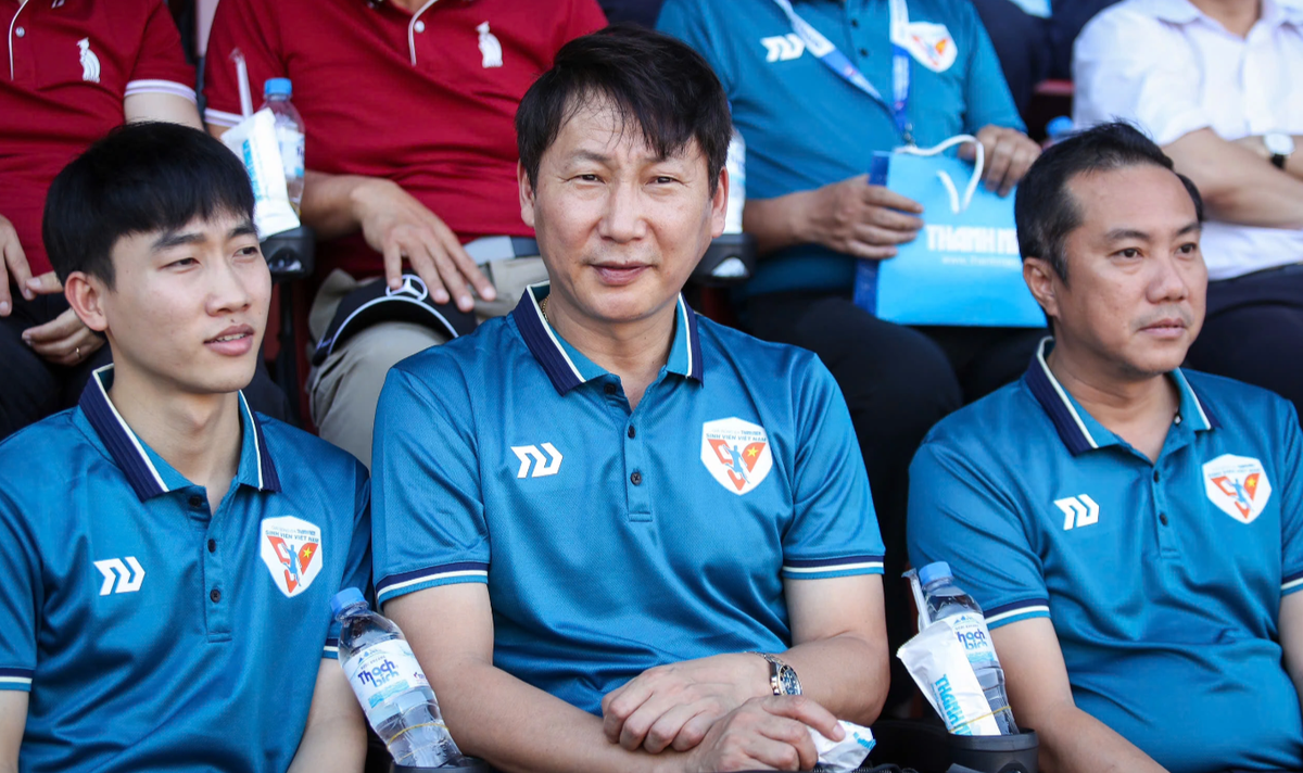 HLV Kim Sang Sik 'xem giò' cầu thủ sinh viên Việt Nam
