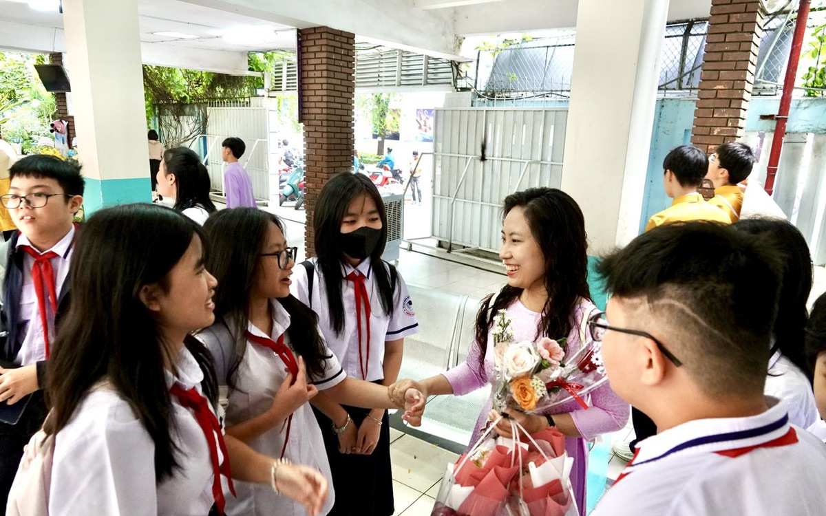 Được miễn học phí, học sinh phải đóng những khoản nào?