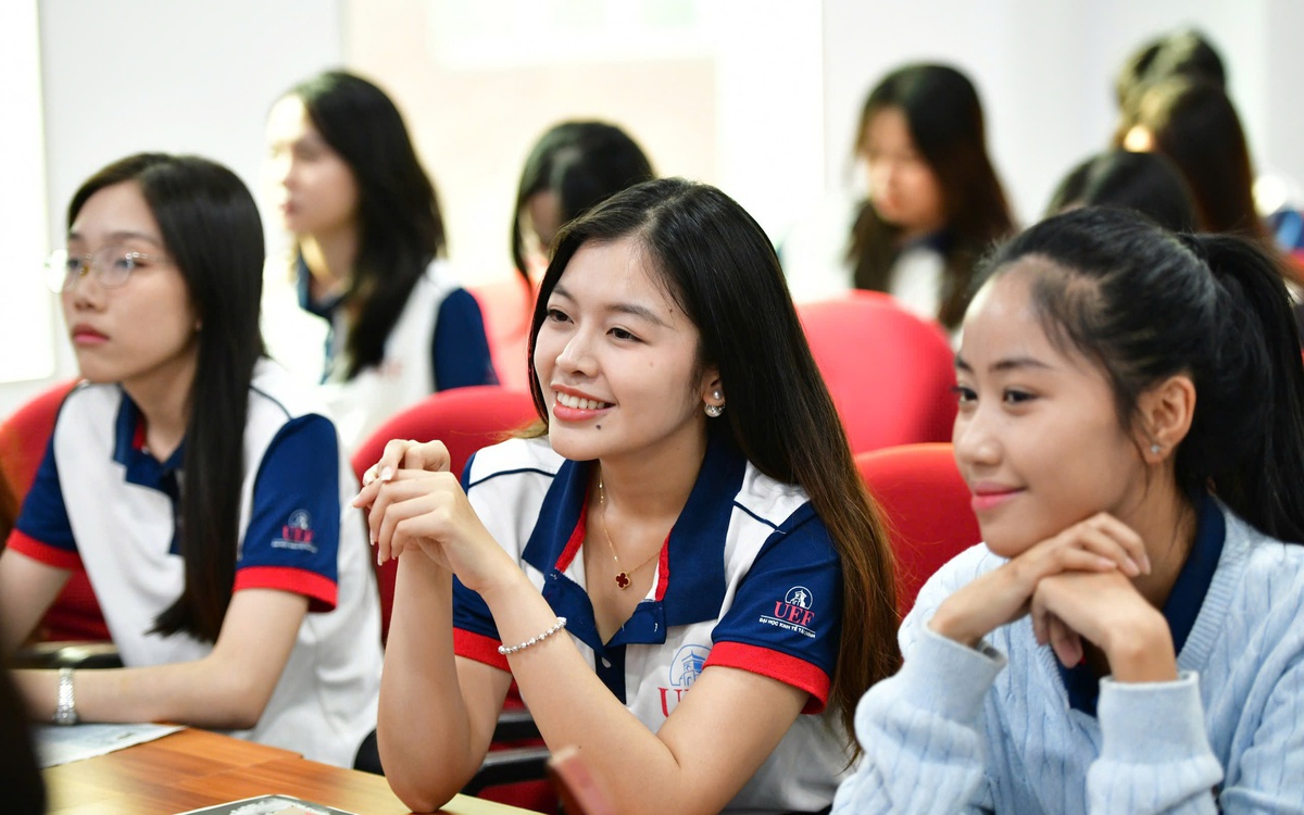Sinh viên Trường đại học Kinh tế - Tài chính TP.HCM bắt đầu học tại báo Tuổi Trẻ