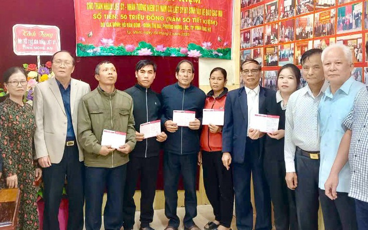 Trao sổ tiết kiệm tri ân thân nhân liệt sĩ hy sinh ở đảo Gạc Ma