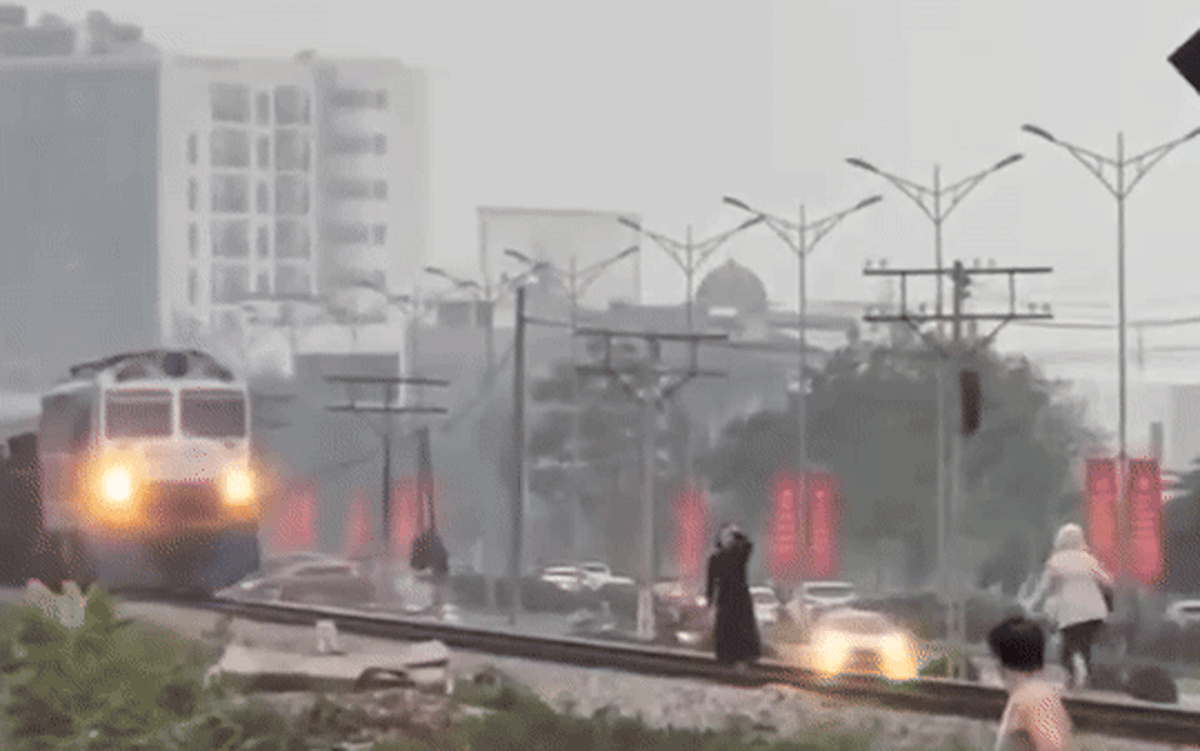 Đoàn tàu tới gần, người phụ nữ vẫn thản nhiên 'tạo dáng' trên đường ray