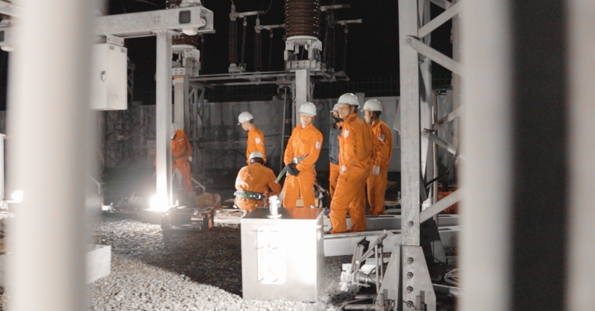 "50 năm - Tỏa sáng miền Nam": Những đôi tay không mỏi của công nhân Điện lực Lâm Đồng