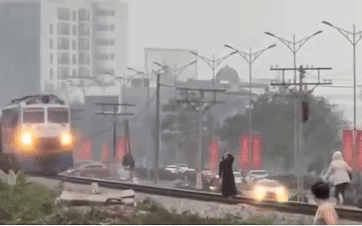 '20 năm trong nghề, lần đầu tôi gặp người tạo dáng mặc cho tàu hỏa lao tới để sống ảo'