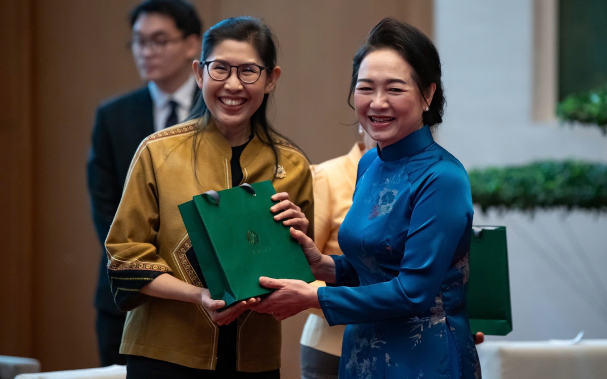 Phu nhân Chủ tịch Quốc hội thưởng trà, xem cổ vật cùng các nữ đại sứ