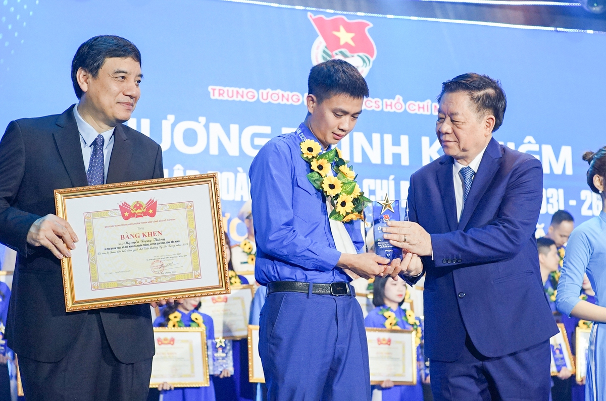 100 cán bộ đoàn xuất sắc nhận giải thưởng Lý Tự Trọng