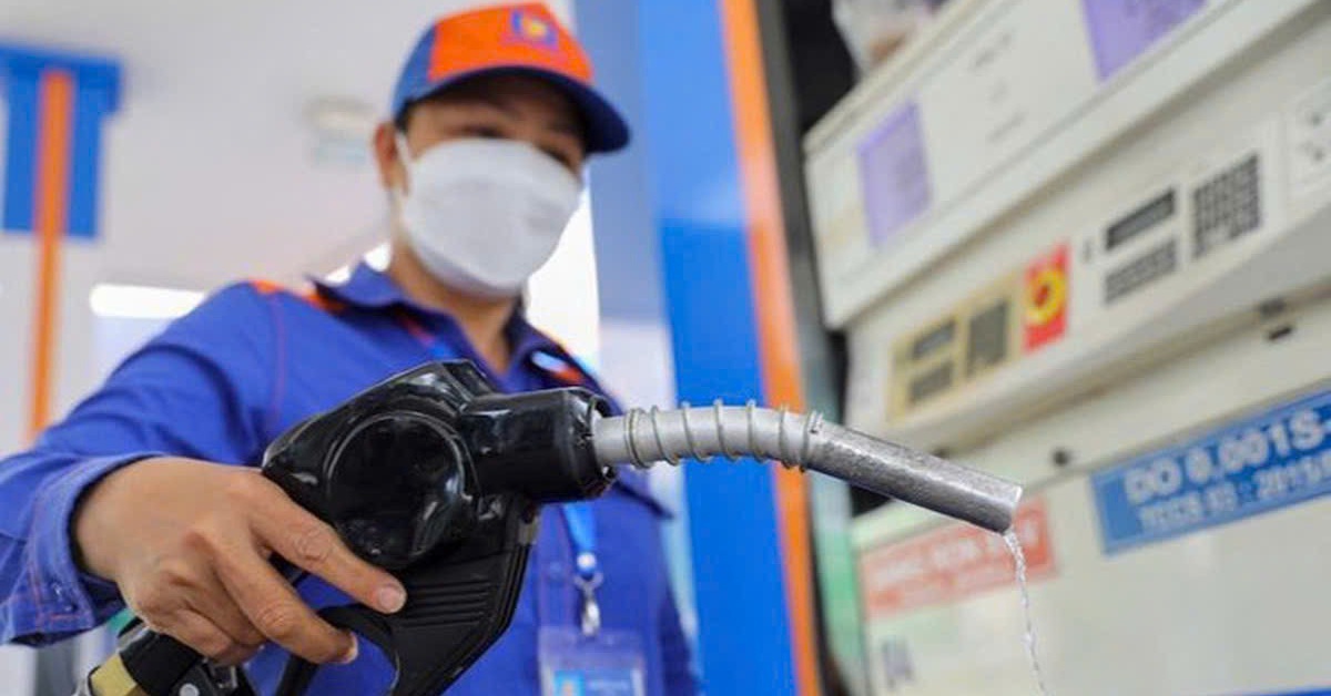 Xăng RON95 tăng giá, quay lại mốc hơn 20.000 đồng/lít