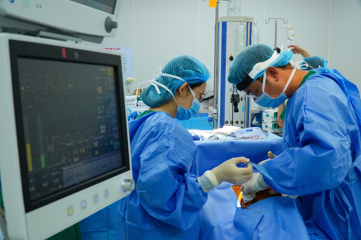 8 giờ phẫu thuật tái tạo lưỡi cho người bệnh ung thư