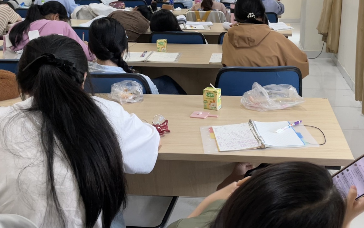 Sinh viên ăn uống trong lớp rồi xả rác như chuyện thường