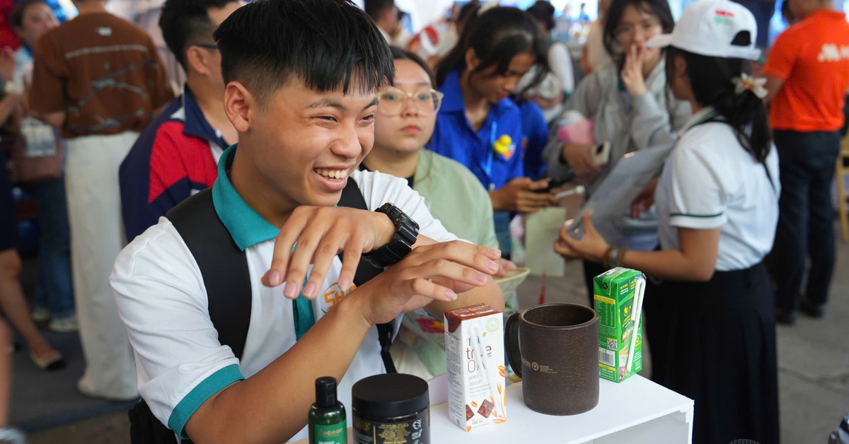 Bạn trẻ thích thú nhận quà tại gian hàng Việt Nam xanh