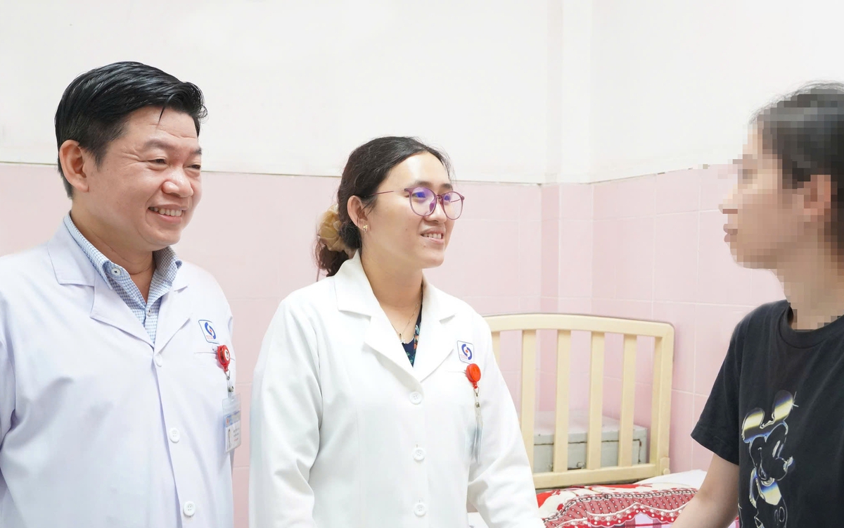 Điều trị cho bé gái 14 tuổi mắc bệnh hiếm gặp, người nhà tưởng bị 'ma nhập'